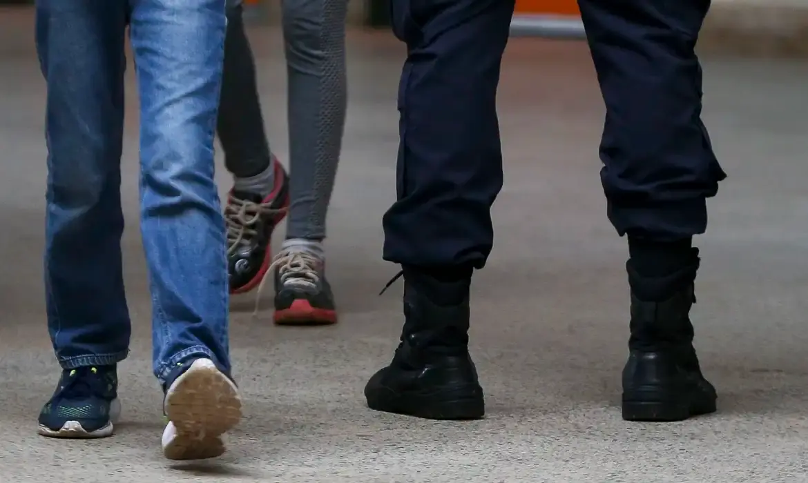 Justiça suspende regras de escolas cívico-militares em SP (Agência Brasil)