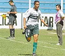 Guilherme Dellatorre parte para o abraço após marcar 2º gol do Rio Preto (Guilherme Baffi)
