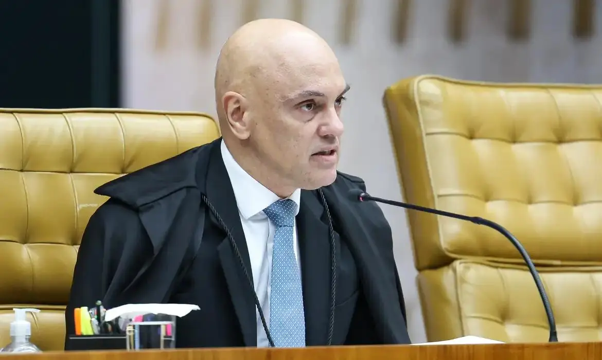Moraes se declara impedido em ação envolvendo esposa no STF