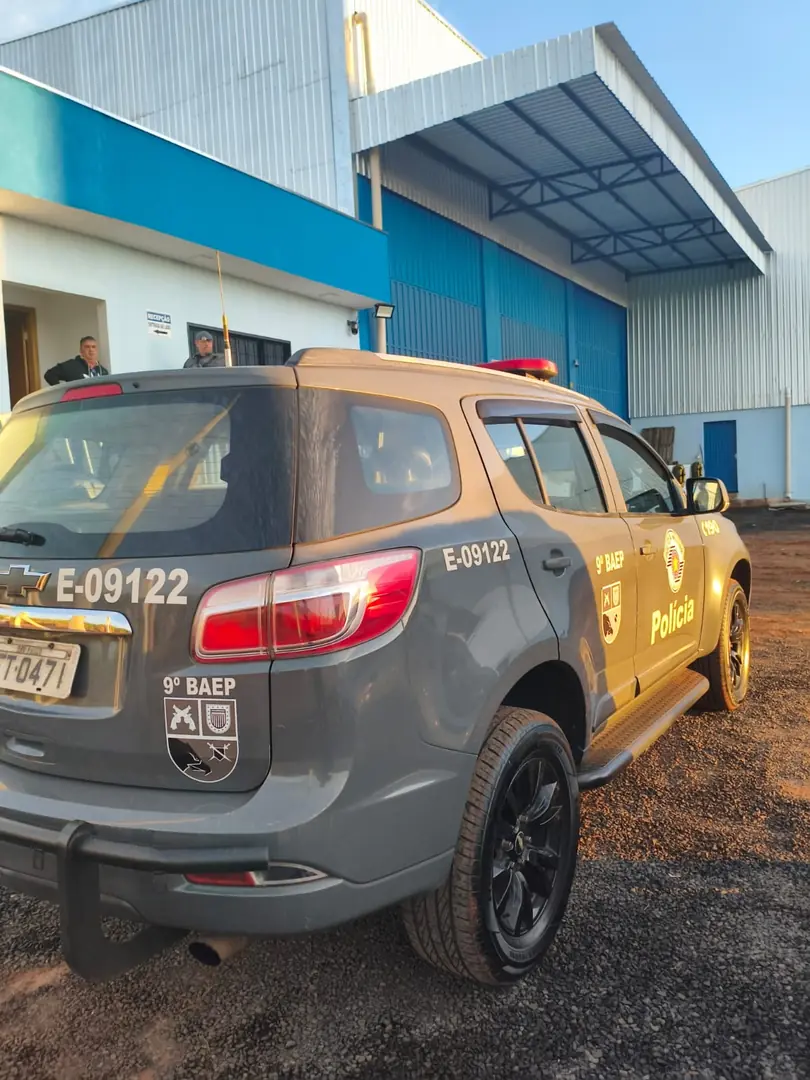 Polícia Militar durante cumprimento de mandado de busca e apreensão (Divulgação)