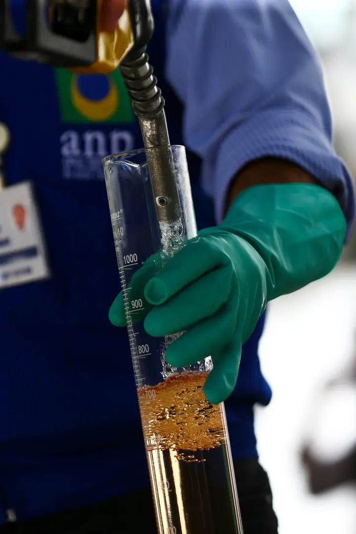 AIE prevê queda na demanda por petróleo em 2026