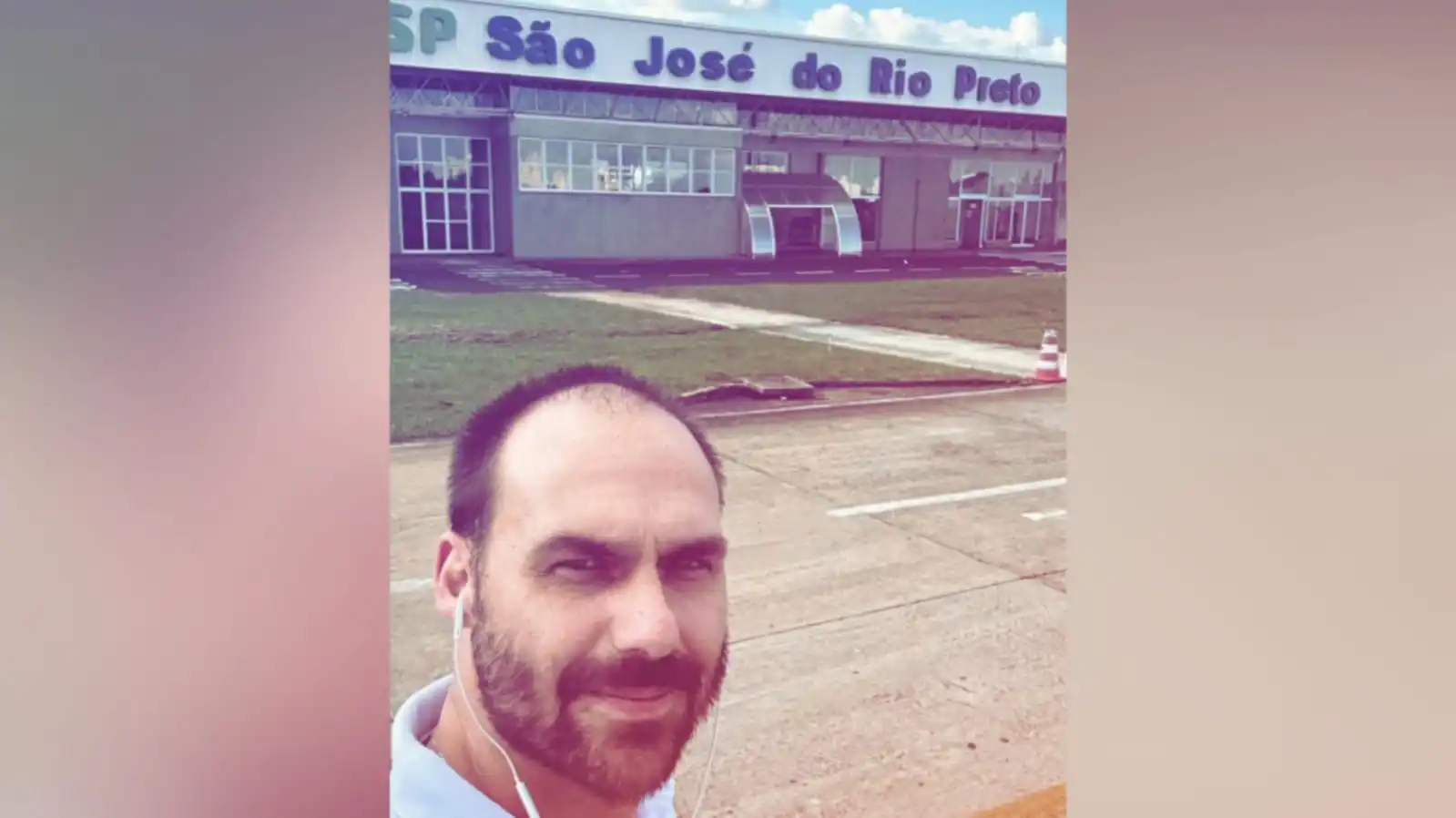 Deputado federal Eduardo Bolsonaro (PL-SP) desembarca no aeroporto de Rio Preto (Reprodução/Instagram)