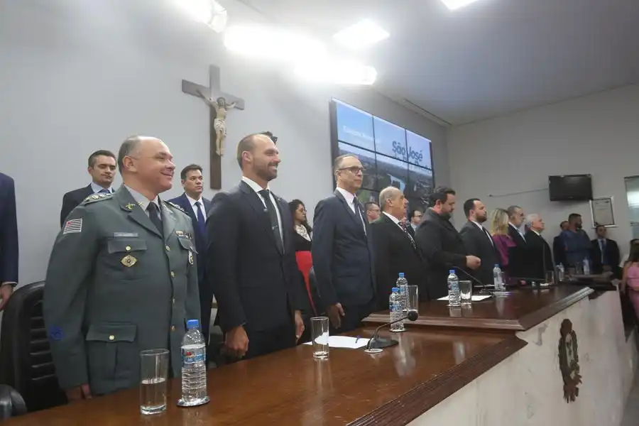Homenageados e autoridades durante execução do Hino Nacional em sessão solene na Câmara (Guilherme Baffi 10/8/2023)