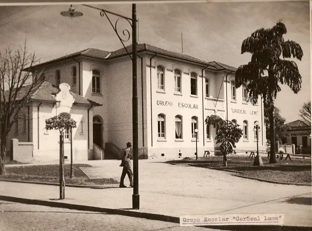 Grupo escolar Cardeal Leme, na praça Rio Branco, onde hoje é o Fórum (Grupo escolar Cardeal Leme, na praça Rio Branco, onde hoje é o Fórum)