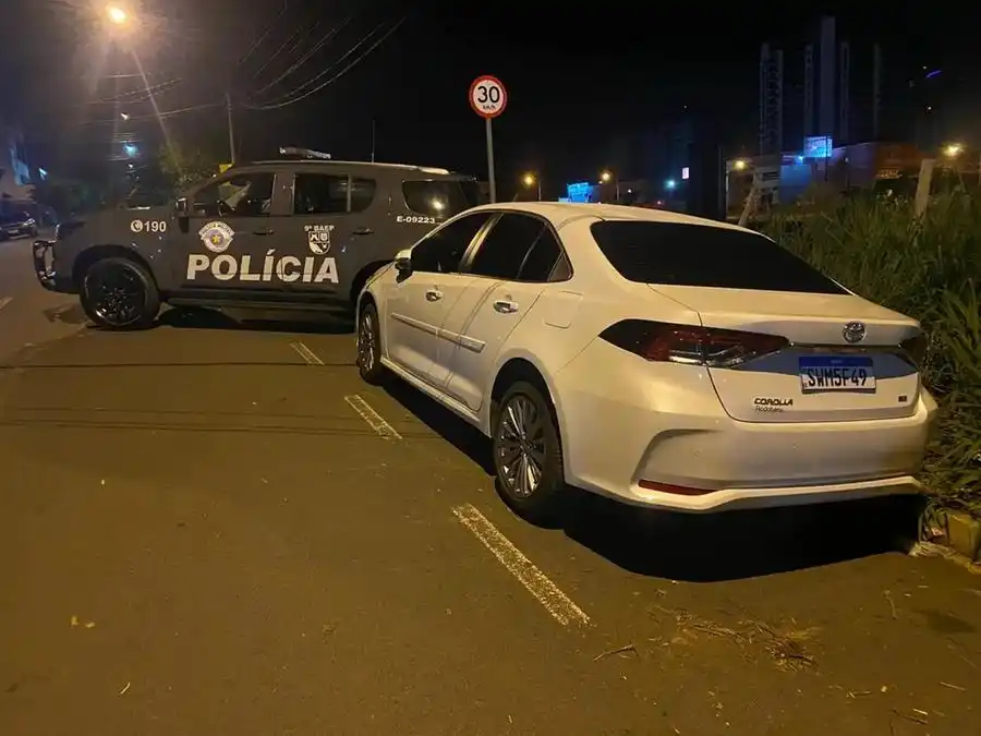 Carro do suspeito, um Corolla branco, foi localizado e apreendido (Divulgação)