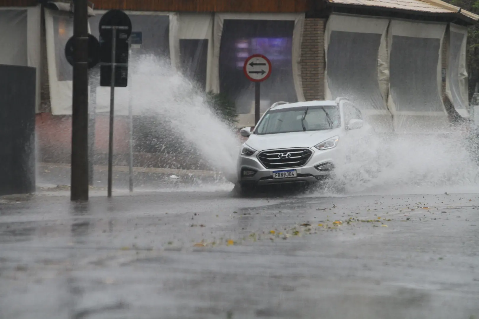 Chuva chega forte, causa transtorno, mas traz alívio em Rio Preto