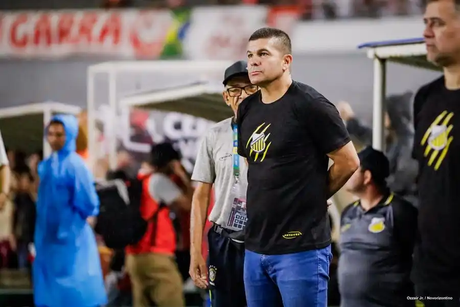 Umberto Louzer, durante a partida contra o CRB (Ozzair Jr/Grêmio Novorizontino)