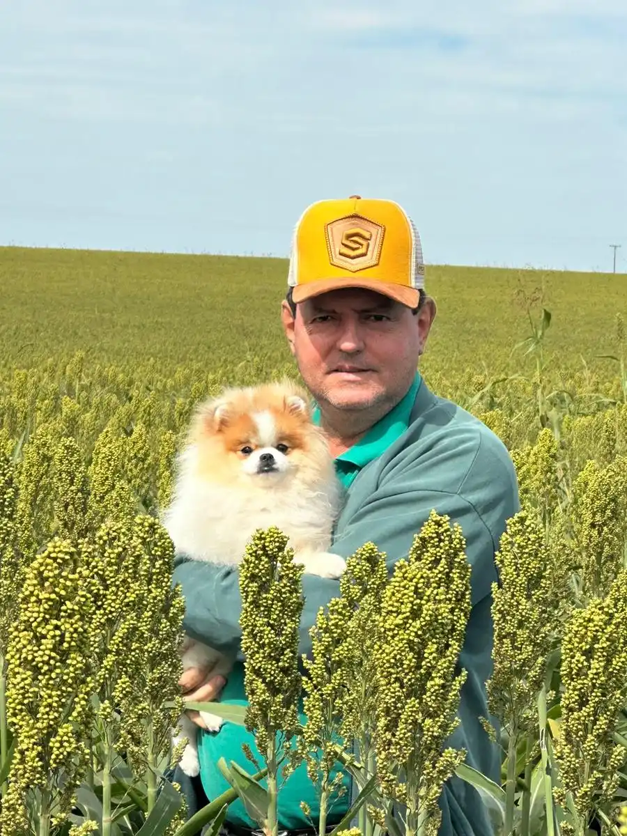 José Luiz da Costa cultiva sorgo e agrega valor à produção de grãos (Divulgação)