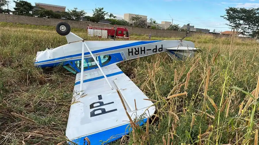 Aeronave de pequeno porte precisou fazer pouso forçado após decolar do Aeroclube de Catanduva; instrutor e aluno que estavam no avião não tiveram ferimentos (Silvan Pulido/Aeroclube de Catanduva)