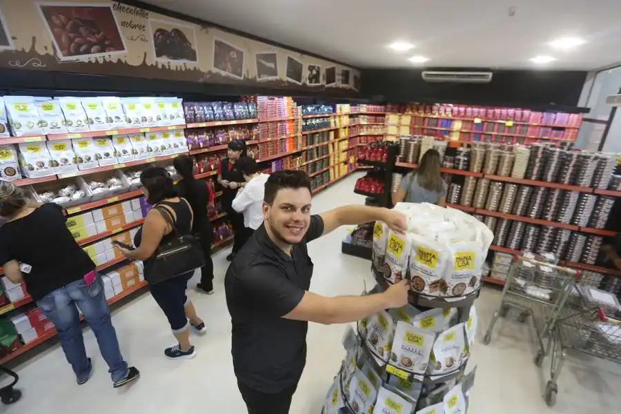Pedro Beggiora diz que nesse período se vende de tudo, mas o chocolate é o carro-chefe (Guilherme Baffi 3/3/2023)