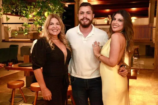 Carla Bittencourt e os filhos Yan e Duda, que aniversariava, no condomínio Débora Cristina (Arnaldo Mussi)