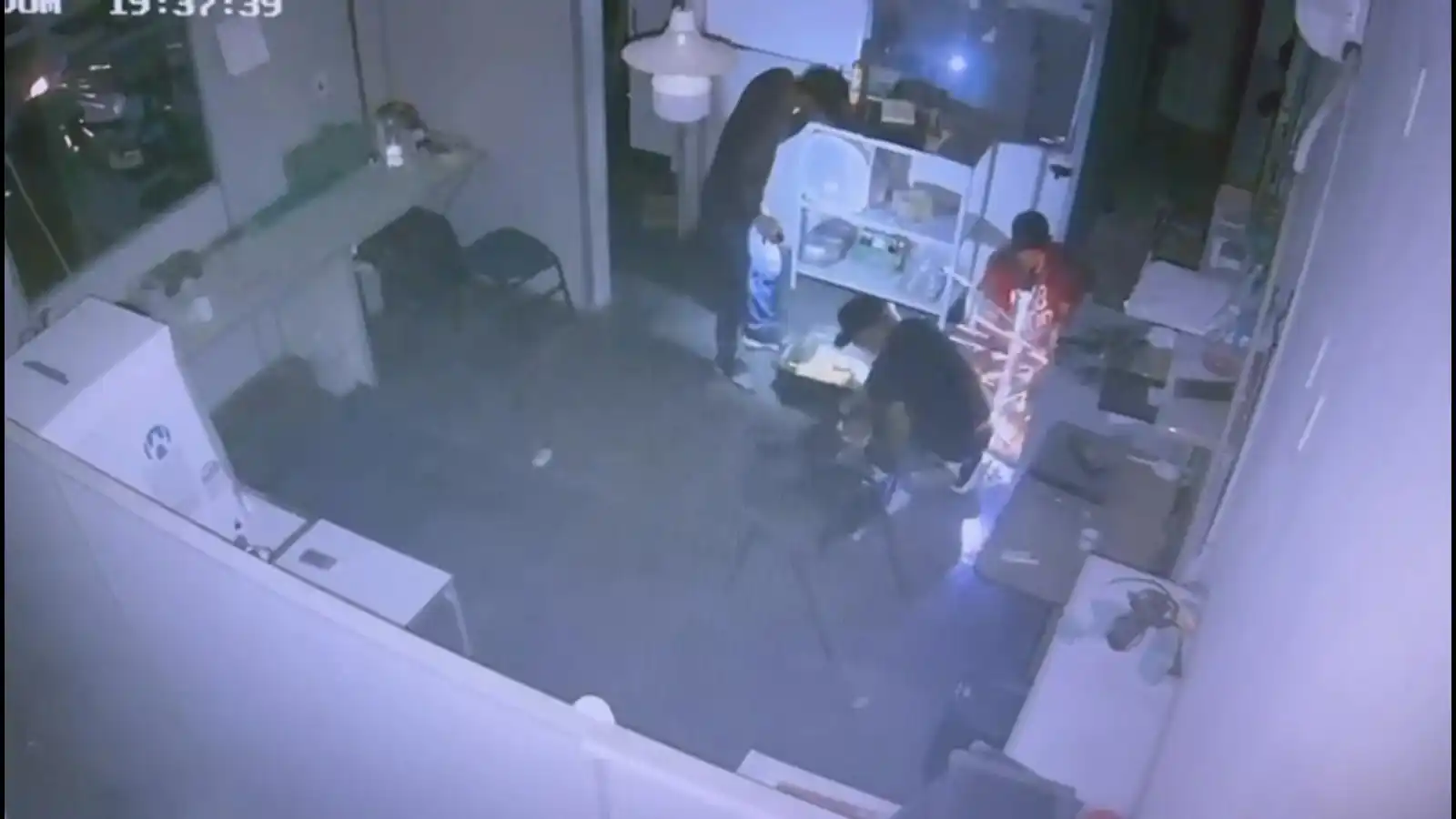 Câmeras flagraram o momento em que criminosos arrombavam o cofre de uma fábrica na Vila Anchieta (Reprodução/Câmeras de segurança)