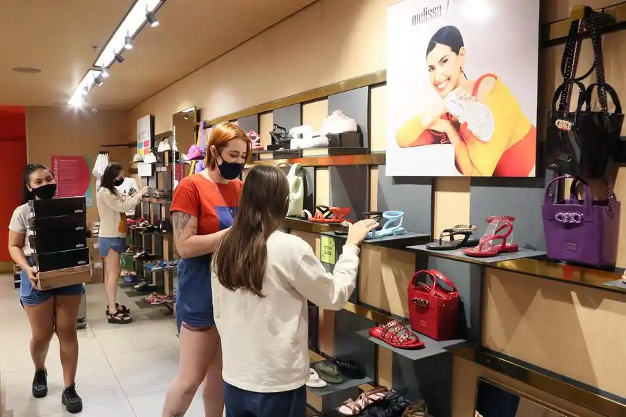 Loja Melissa no Riopreto Shopping planeja ao menos quatro contratações de temporários (Ricardo Boni / Divulgação)