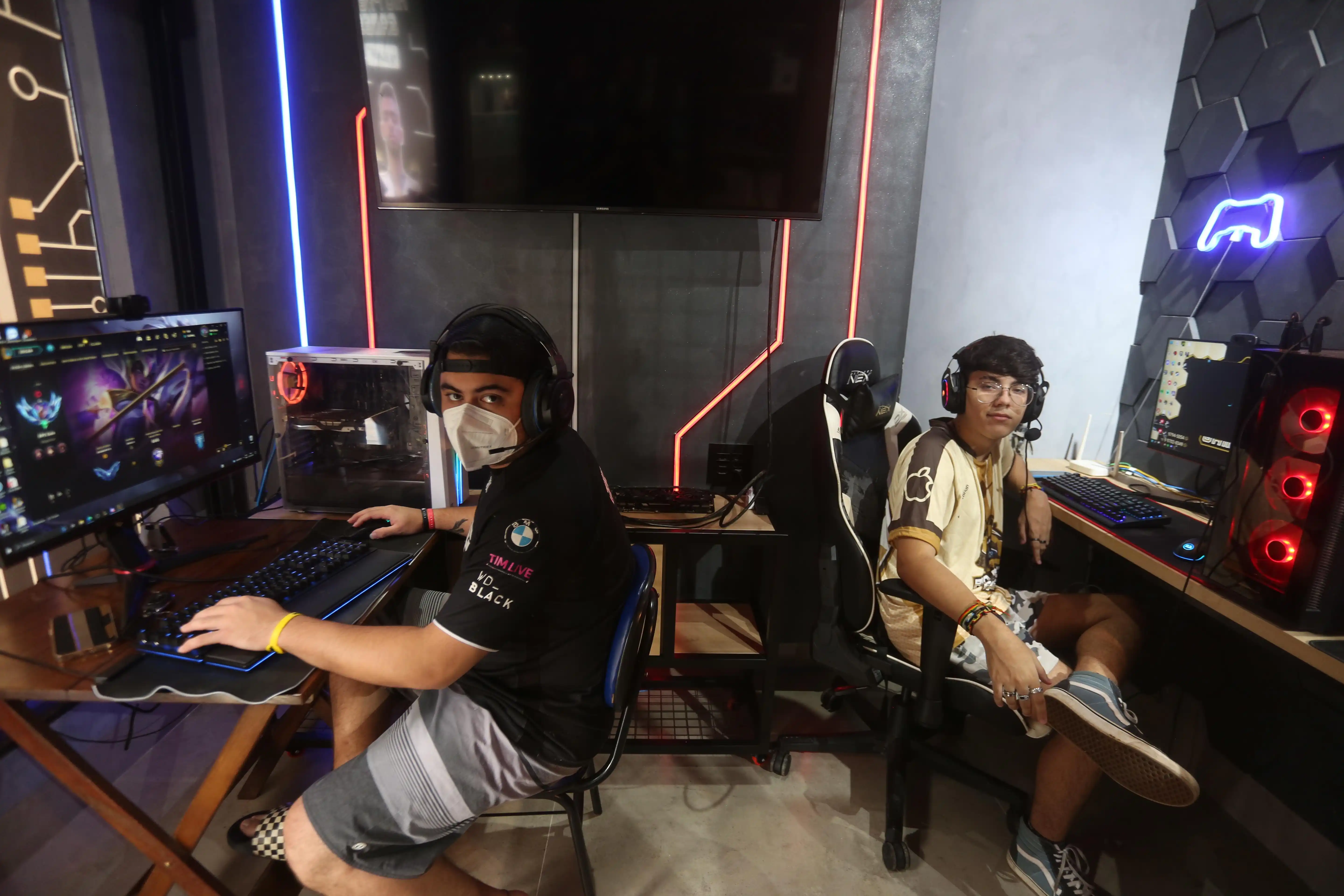 Guilherme Silva, treinador, e Felipe dos Santos, que sonha em seguir carreira no mundo gamer, no centro de treinamento da equipe Rio Preto Esports (Guilherme Baffi 3/3/2023)