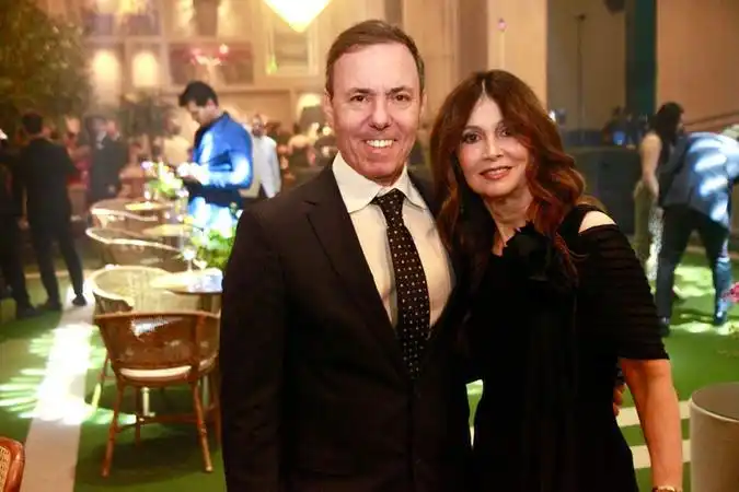 Eduardo Kalmus e a mulher, Mab Furlan Kalmus, em clima de união, no chique casamento de Edgard e Letícia (Arnaldo Mussi)