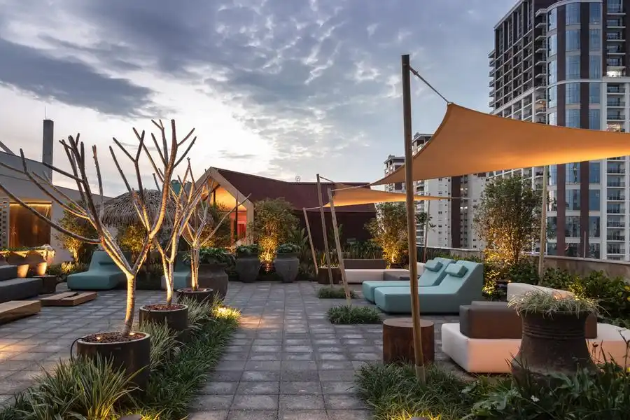 Catê Poli e João Jadão projetaram o Rooftop, um dos ambientes da mostra (Divulgação/Evelyn Muller)