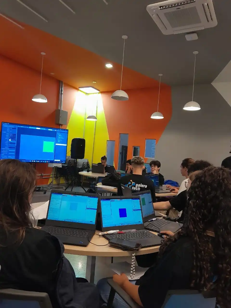 Estudantes do Galera Tech durante aulas; programa oferece material didático gratuito (Divulgação/Apeti)