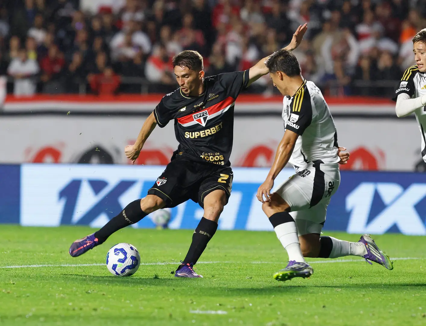 Pablo Maia finaliza para fazer o primeiro gol do São Paulo (Rubens Chiri/São Paulo FC)