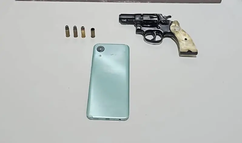 Arma, munições e celular apreendidos pela polícia de Nova Granada (Divulgação)