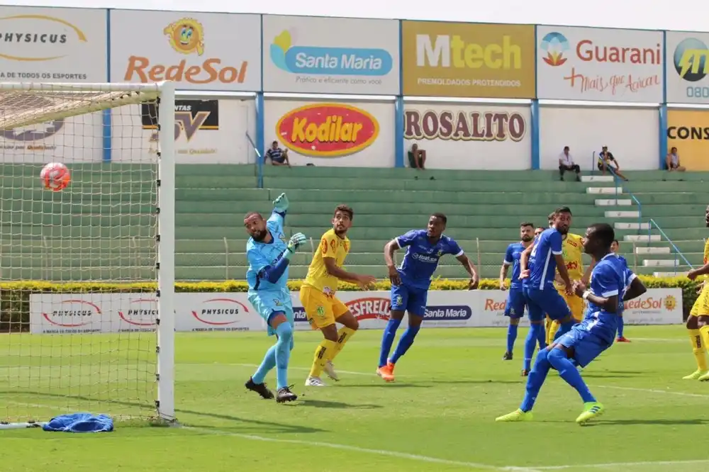 Zagueiro Victor desvia de cabeça e faz primeiro gol do Mirassol (Marcos Freitas/Mirassol FC)