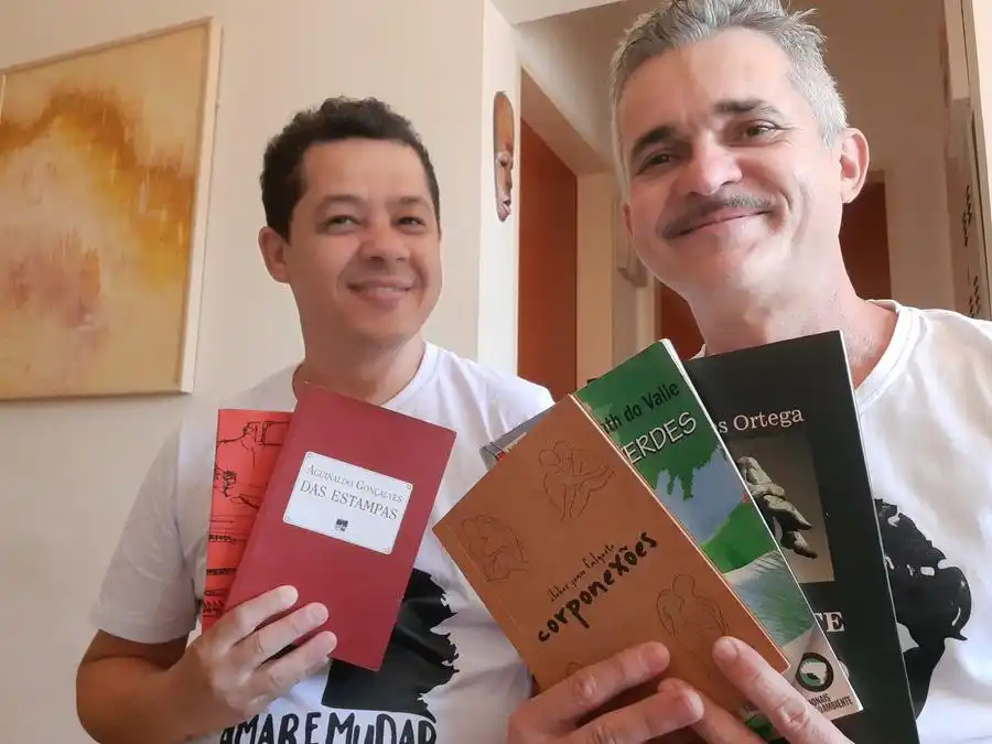 O podcast é conduzido pelo jornalista e ator Harlen Felix e pelo professor e pesquisador André Gomes (Divulgação)