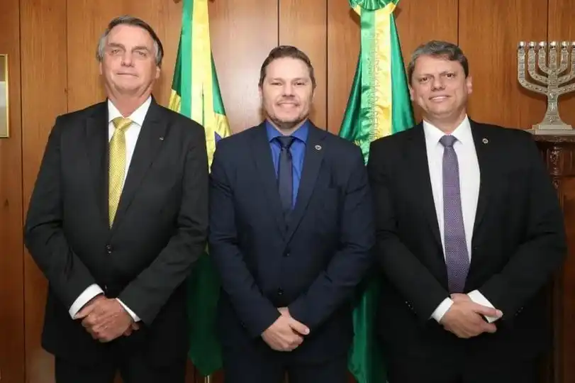 Danilo Campetti entre o presidente Jair Bolsonaro e o governador eleito de São Paulo, Tarcísio de Freitas (Reprodução/Facebook)