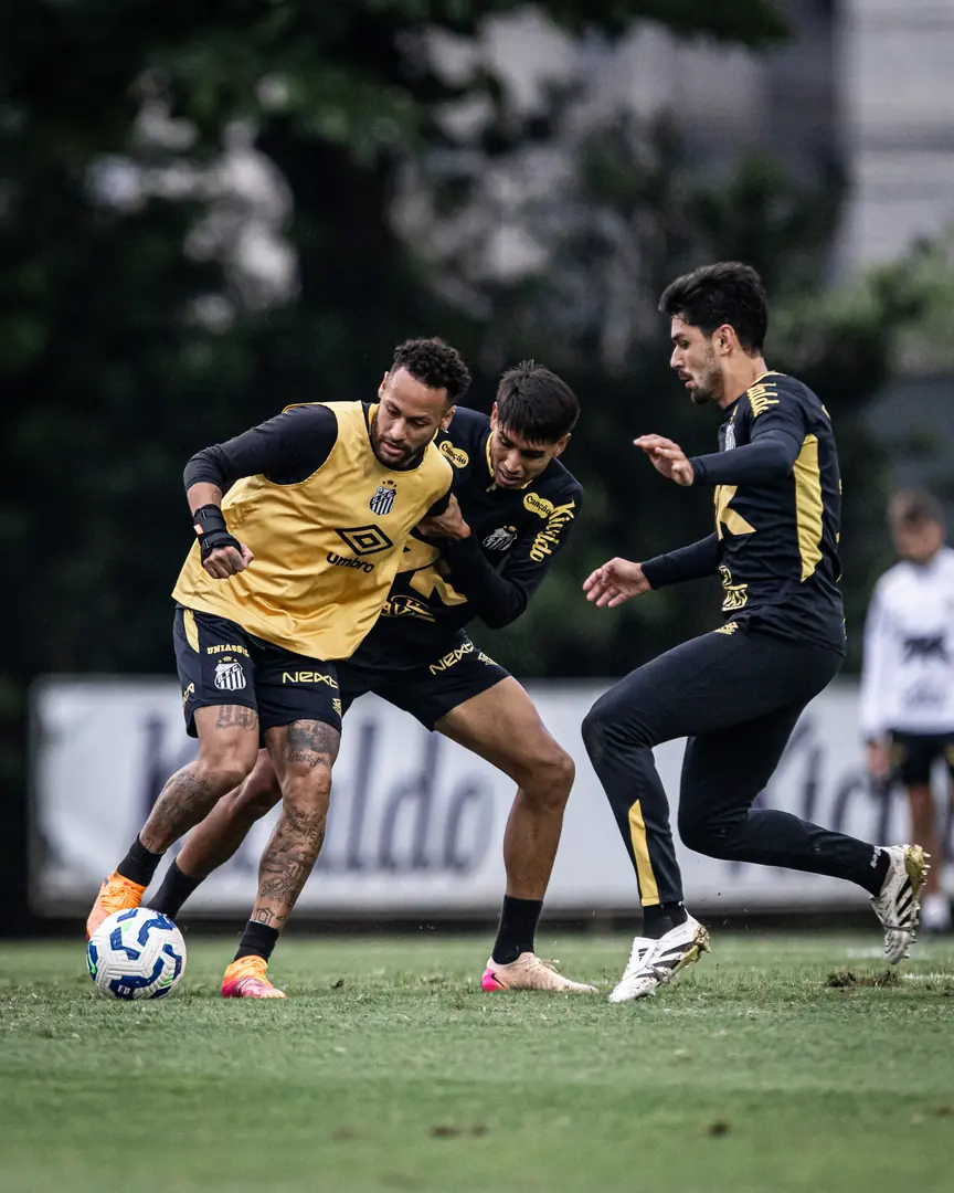 Neymar volta a ser relacionado no Santos