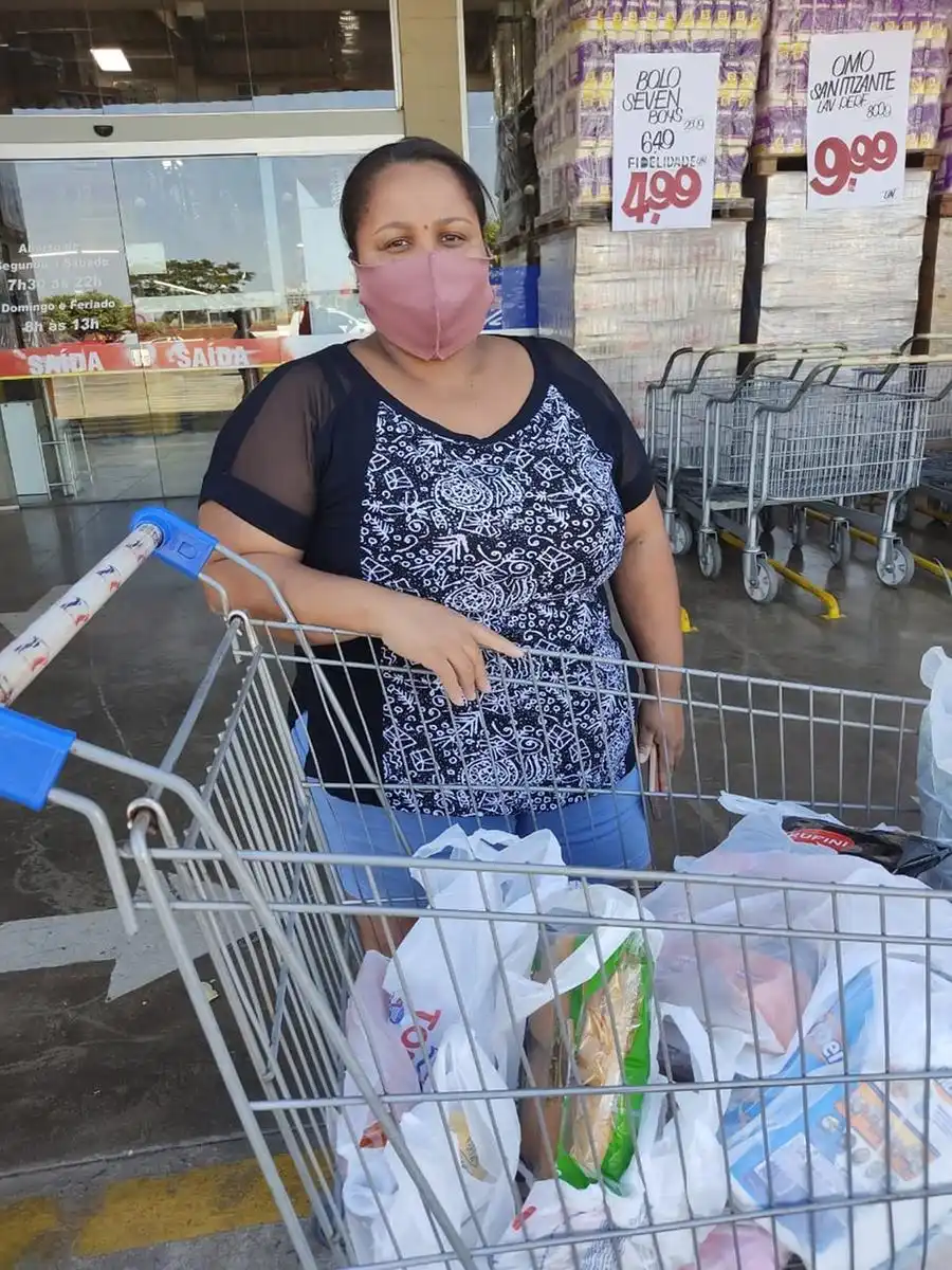 A vendedora Fernanda Cristina Lima aproveita promoções para pagar mais barato (Júlia De Britto, 15/7/2021)