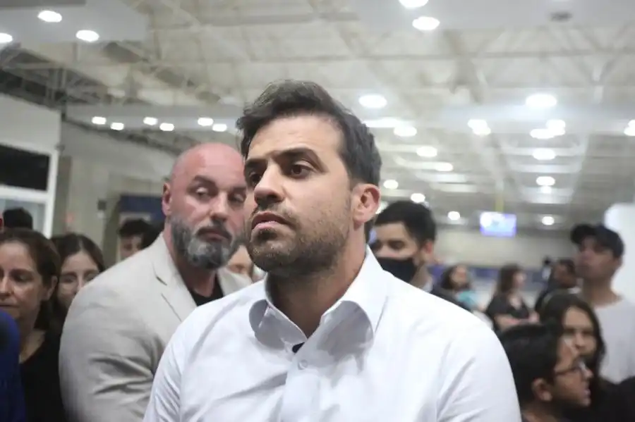 Empresário Pablo Marçal, candidato do Pros, com apoiadores no Aeroporto de Rio Preto nesta quinta (Guilherme Baffi 14/7/2022)