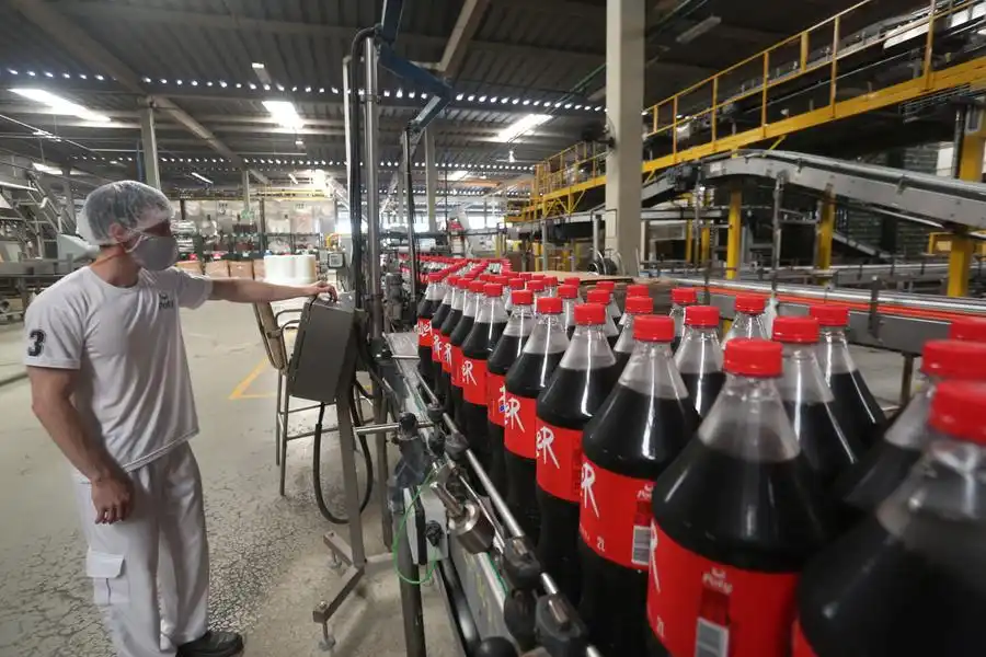 Funcionário da linha de produção Guaraná Poty