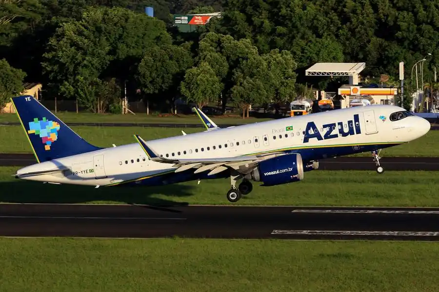 Airbus A320 da Azul decola do Aeroporto Eribelto Manoel Reino, em Rio Preto (Divulgação/Alex Pelicer)