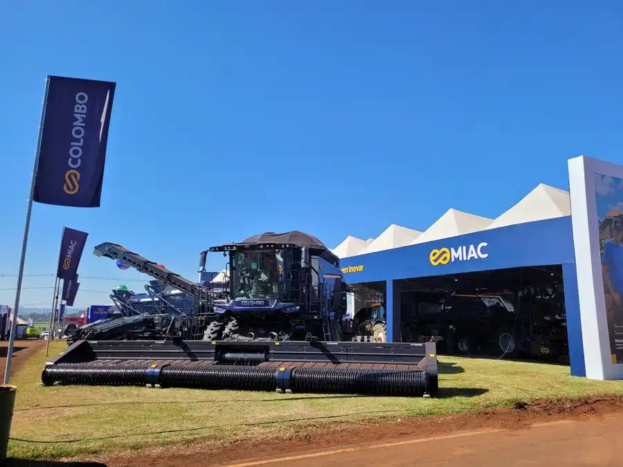 Com estande próprio na Agrishow, Indústria Colombo, de Pindorama, apresenta novidades em máquinas agrícolas (Divulgação)