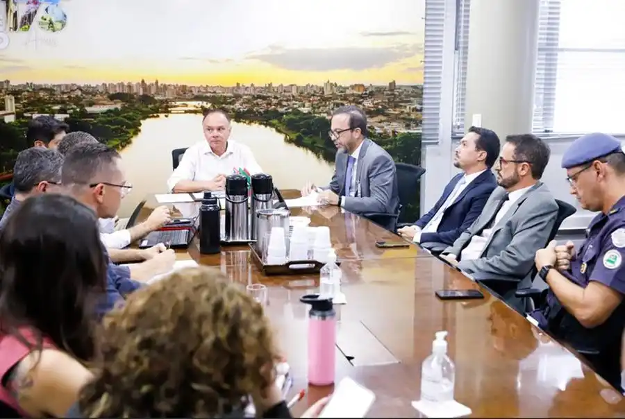 Prefeito de Rio Preto, Coronel Fábio, com autoridades em reunião sobre moradores de rua (Jeniffer Maciel/Prefeitura de Rio Preto)