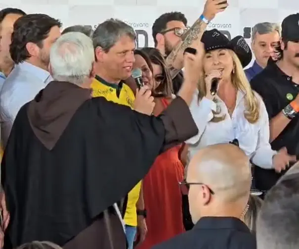 Tarcísio, cantora Jayne e frei Francisco cantam Evidências em Mirassol