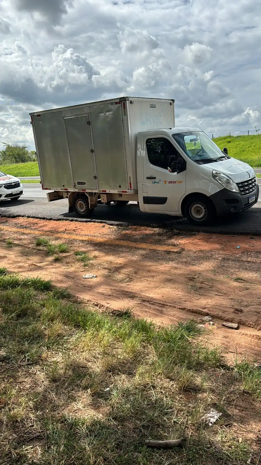 Caminhão roubado pelos bandidos foi encontrado na rodovia Washington Luís (Divulgação)