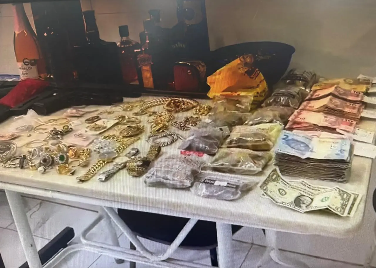 Joias, dinheiro e produtos roubados recuperados pelo Baep (Baep Rio Prto)