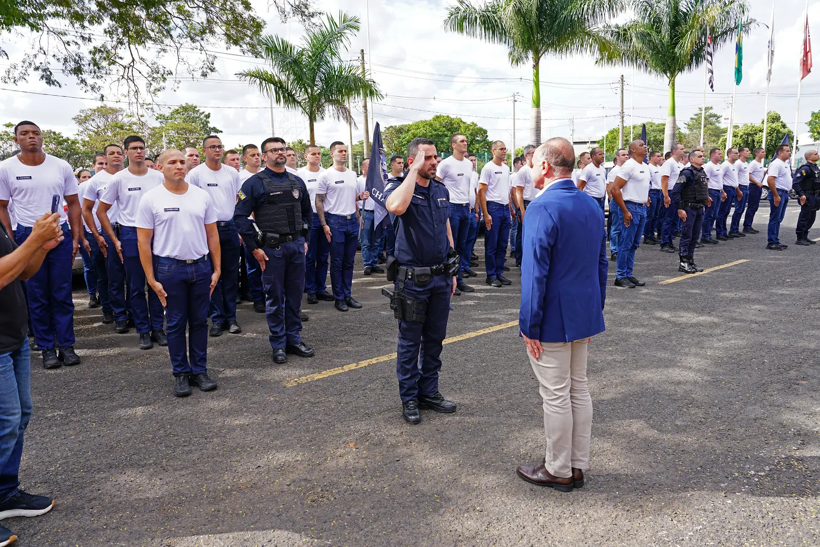 Coronel Fábio Candido, de costas, no aniversário de 20 anos da Guarda Municipal, em maio deste ano ( Marcos Morelli/Prefeitura de Rio Preto)