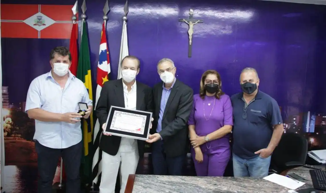 Ex-vice prefeito Eleuses Paiva com vereadores (Divulgação/Câmara)