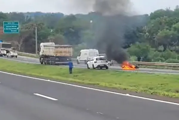 Moto do empresário pegou fogo logo após o acidente (Colaboração leitor)