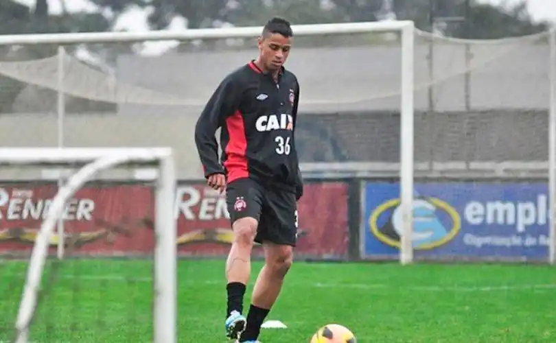 Dellatorre embarcou ontem e ficará no futebol asiático até o final deste ano (Gustavo Oliveira/Site Oficial do Atlético-PR/Arquivo)