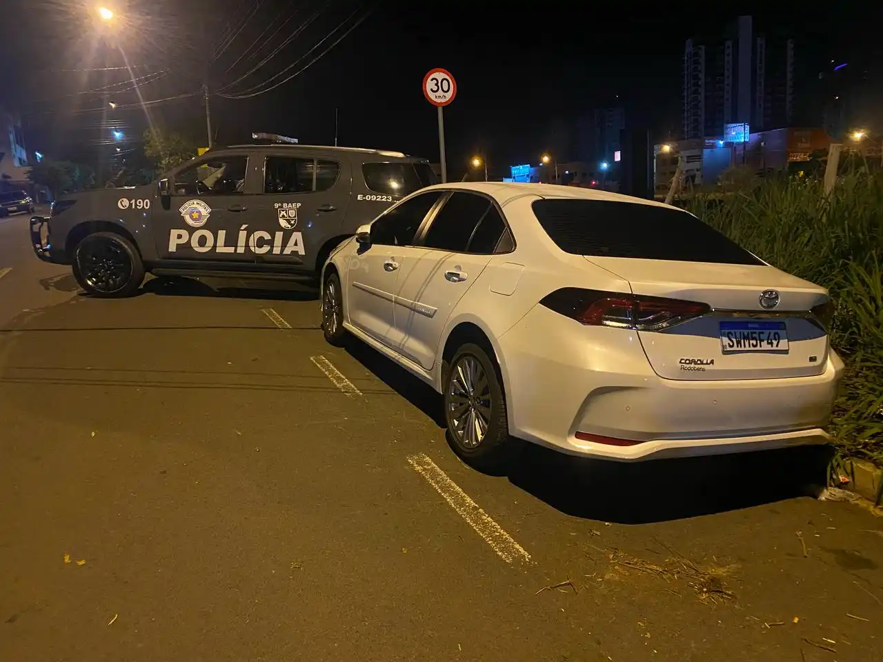 O carro do suspeito, um Corolla branco, foi localizado e apreendido (Divulgação)