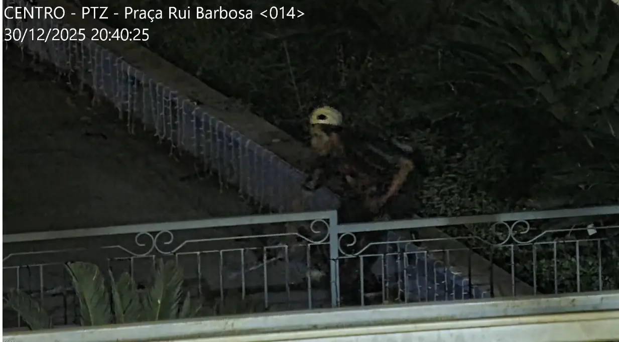 Homem é preso por furto de fios da iluminação natalina na Praça Rui Barbosa