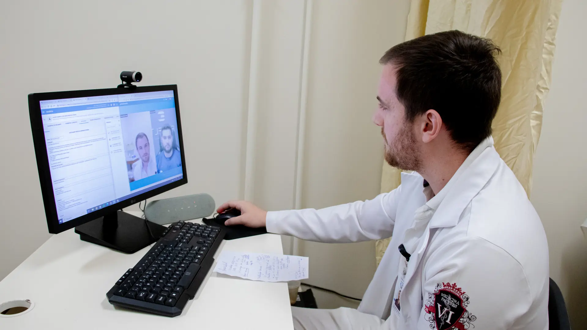 Médico Luiz Sérgio Milanez Ronchi, proctologista, durante atendimento no Hospital de Base de Rio Preto ( Funfarme/Divulgação)