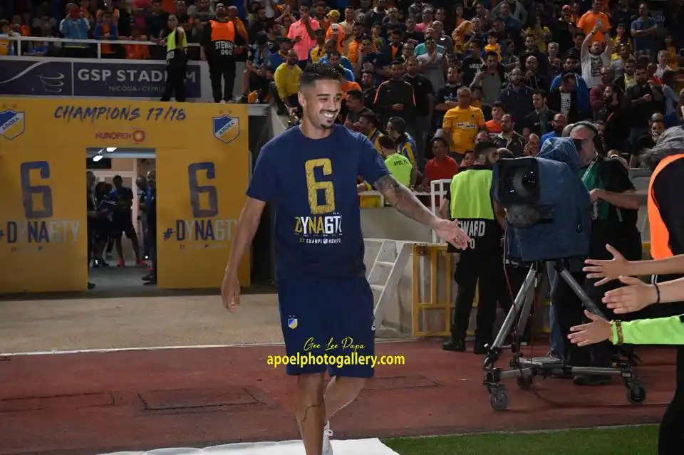 Dellatorre com camisa comemorativa aos seis títulos seguidos (apoelfc.com.cy)