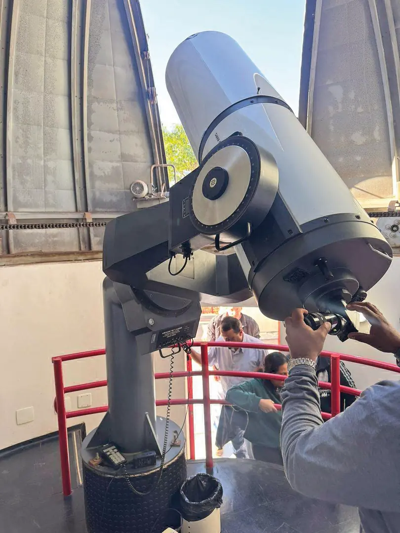 Nelson Falsarella, um dos voluntários que estão ajudando a recuperar telescópios como o da foto ao lado (Divulgação)