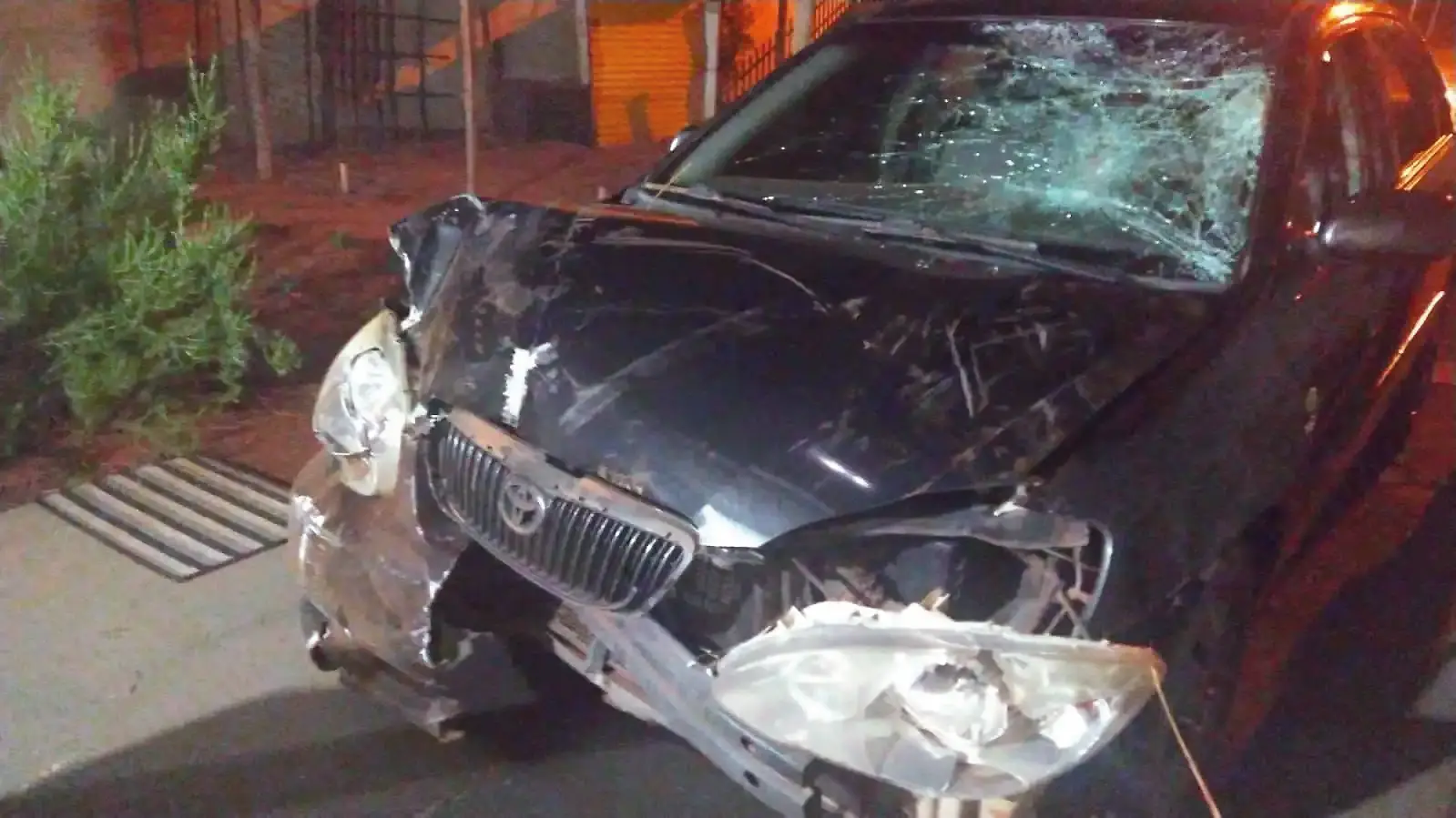 Carro danificado após atingir o casal de ciclistas em estrada rural (Divulgação)