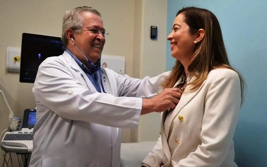 Arthur Soares Souza Junior medindo a frequência cardíaca da filha Luciana Volpon Soares Souza: ambos são radiologistas (Divulgação/ Marcelo Schaffauser)