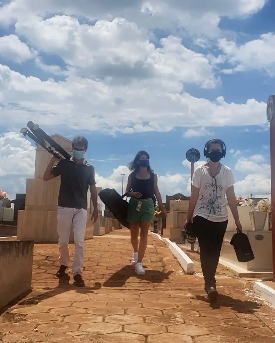 Equipe do Globoplay vem a cemitério de Nova Granada para gravar série (Reprodução/Instagram)
