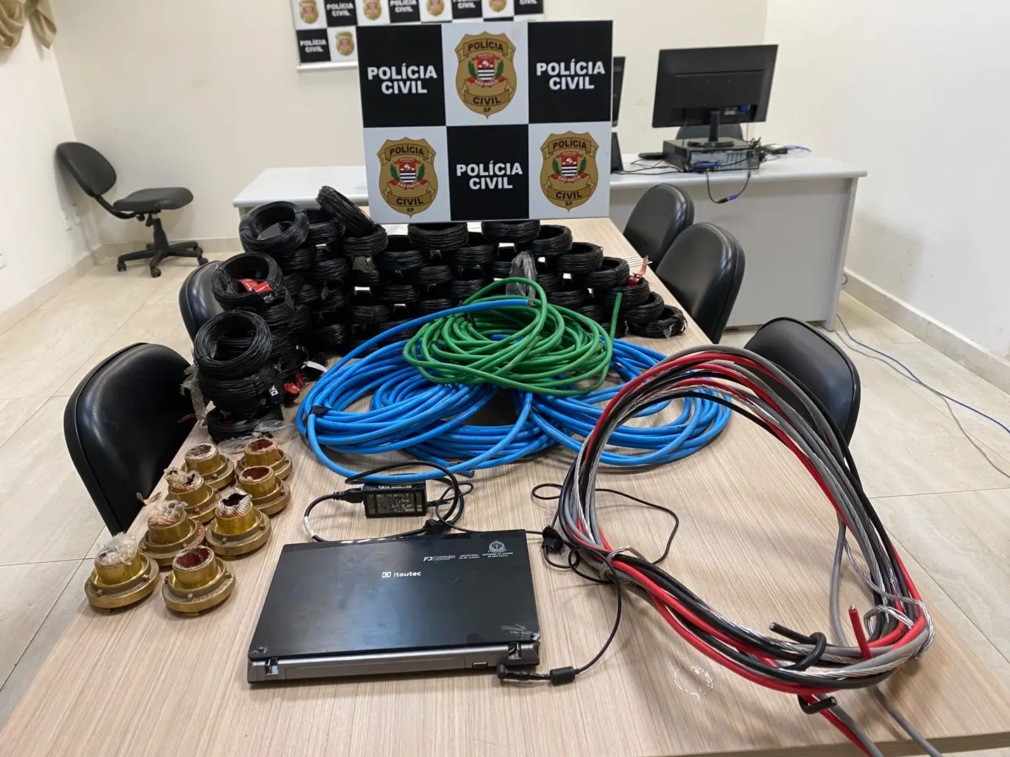 Dona de ferro velho é presa por suspeita de receptação de fiação elétrica furtada