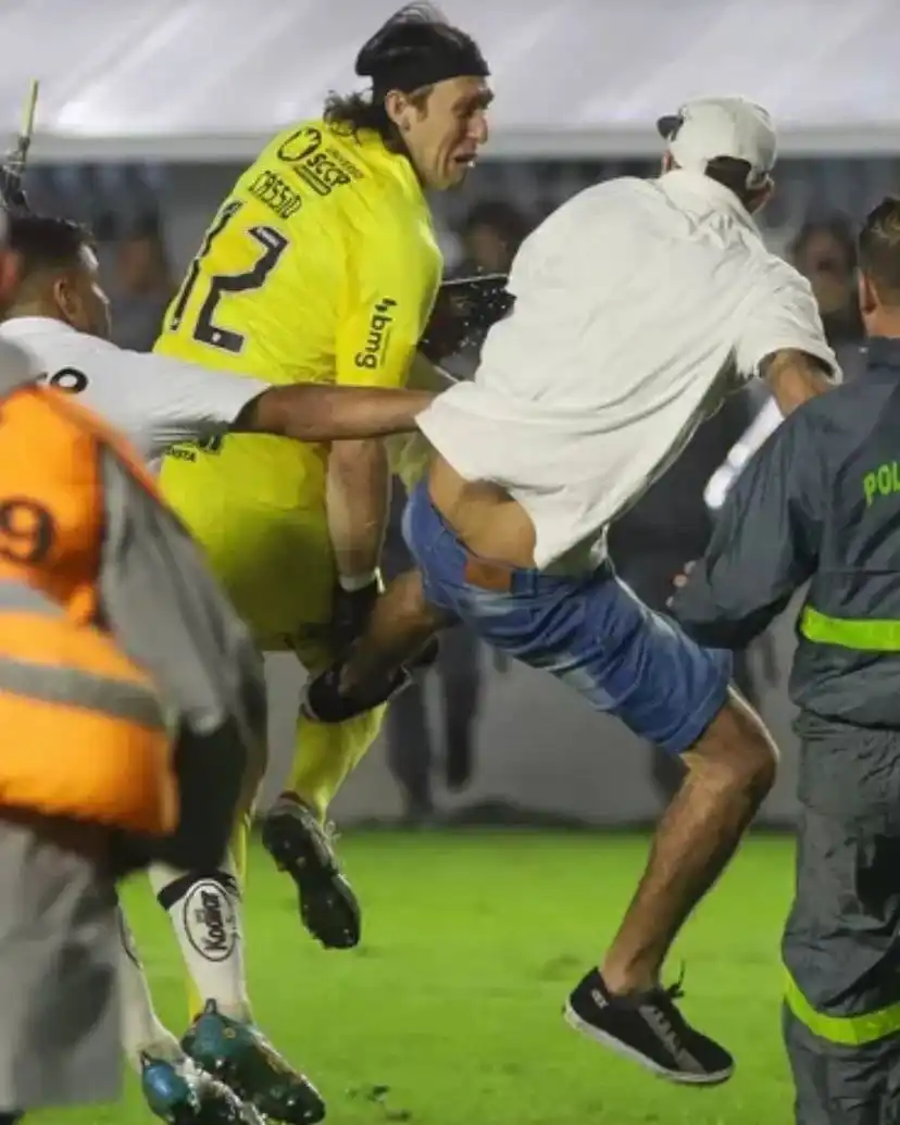 Momento em que Cássio é agredido por torcedor ao final do jogo (Reprodução/Facebook)